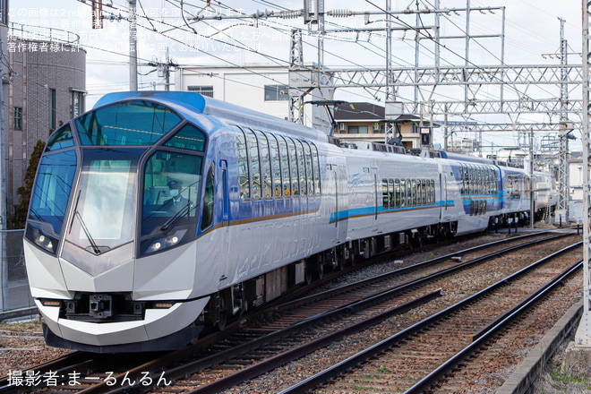 【近鉄】50000系SV02「しまかぜ」西大寺臨時回送を八木西口駅で撮影した写真