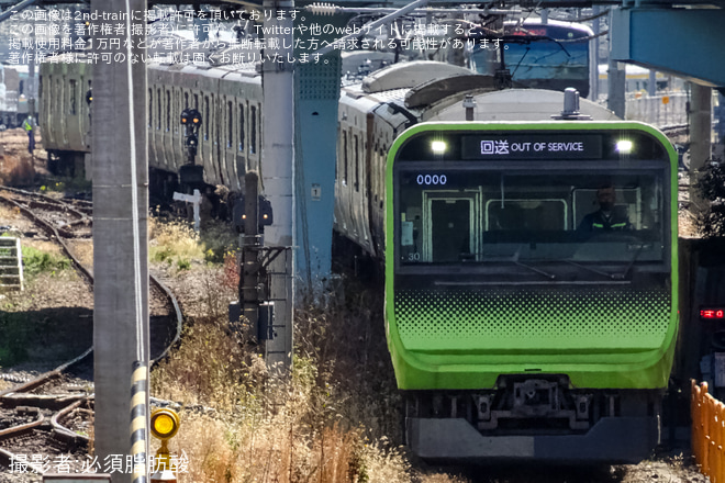 【JR東】E235系トウ30編成東京総合車両センター入場回送を不明で撮影した写真