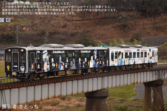 【JR西】「名探偵コナン列車」「青赤車両」編成リニューアルされ新デザイン「白の車両」「黒の車両」運行