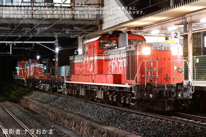 【JR西】DD51-1191とDD51-1193牽引の伊賀上野工臨を平城山駅で撮影した写真