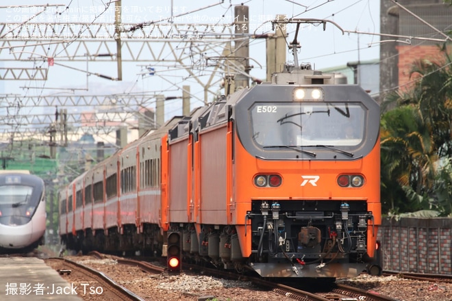 【台鐵】莒光号客車を東芝製のE500形が定期牽引する運用が開始を不明で撮影した写真