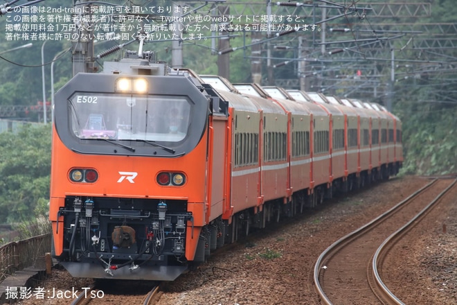 【台鐵】莒光号客車を東芝製のE500形が定期牽引する運用が開始を不明で撮影した写真