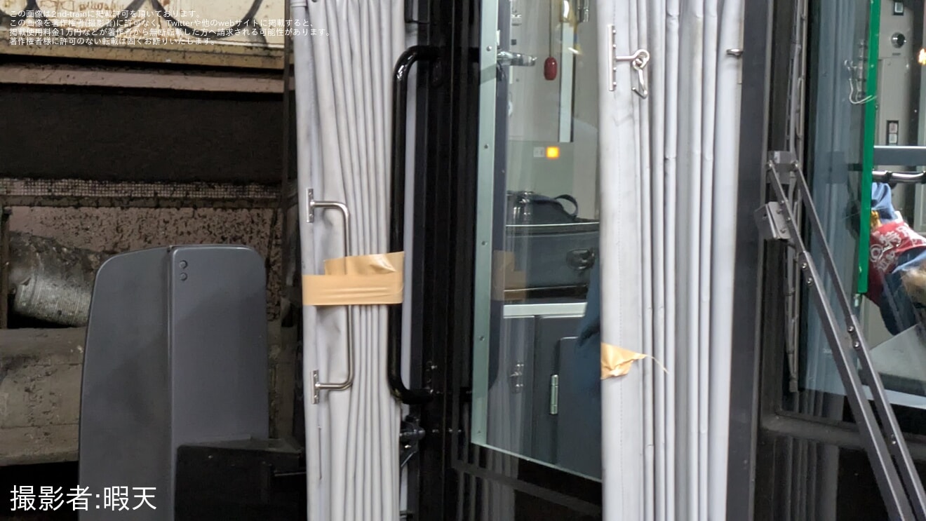 【近鉄】8A系8A11の幌が故障し、幌が広がった状態で運転の拡大写真