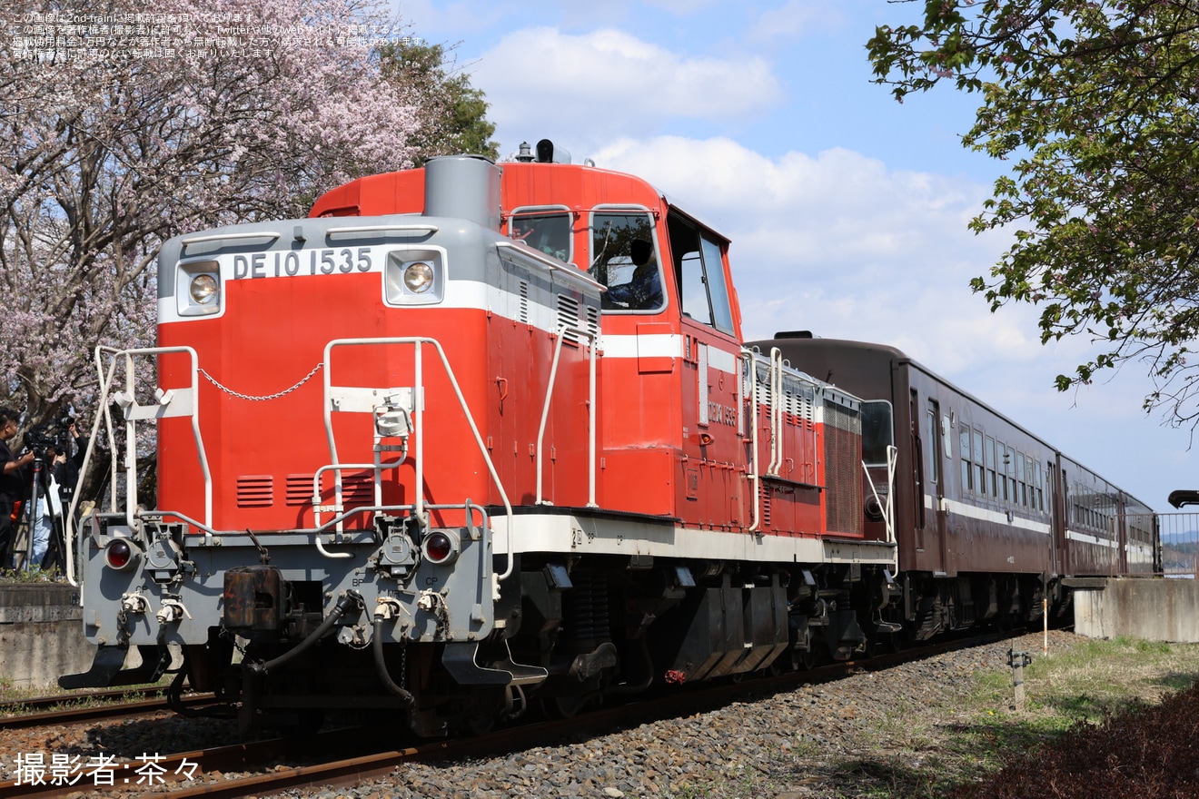【真岡】SLもおか号がDE10-1535牽引で救援回送の拡大写真