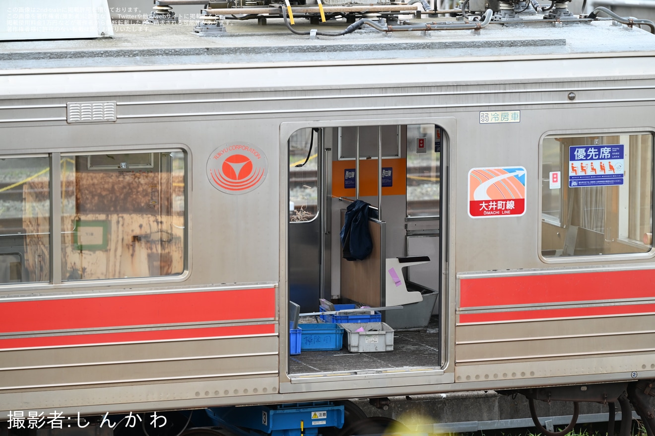 【東急】9005Fのデハ9205の車内に「豊橋用」と書かれた箱が置いてあることが確認の拡大写真