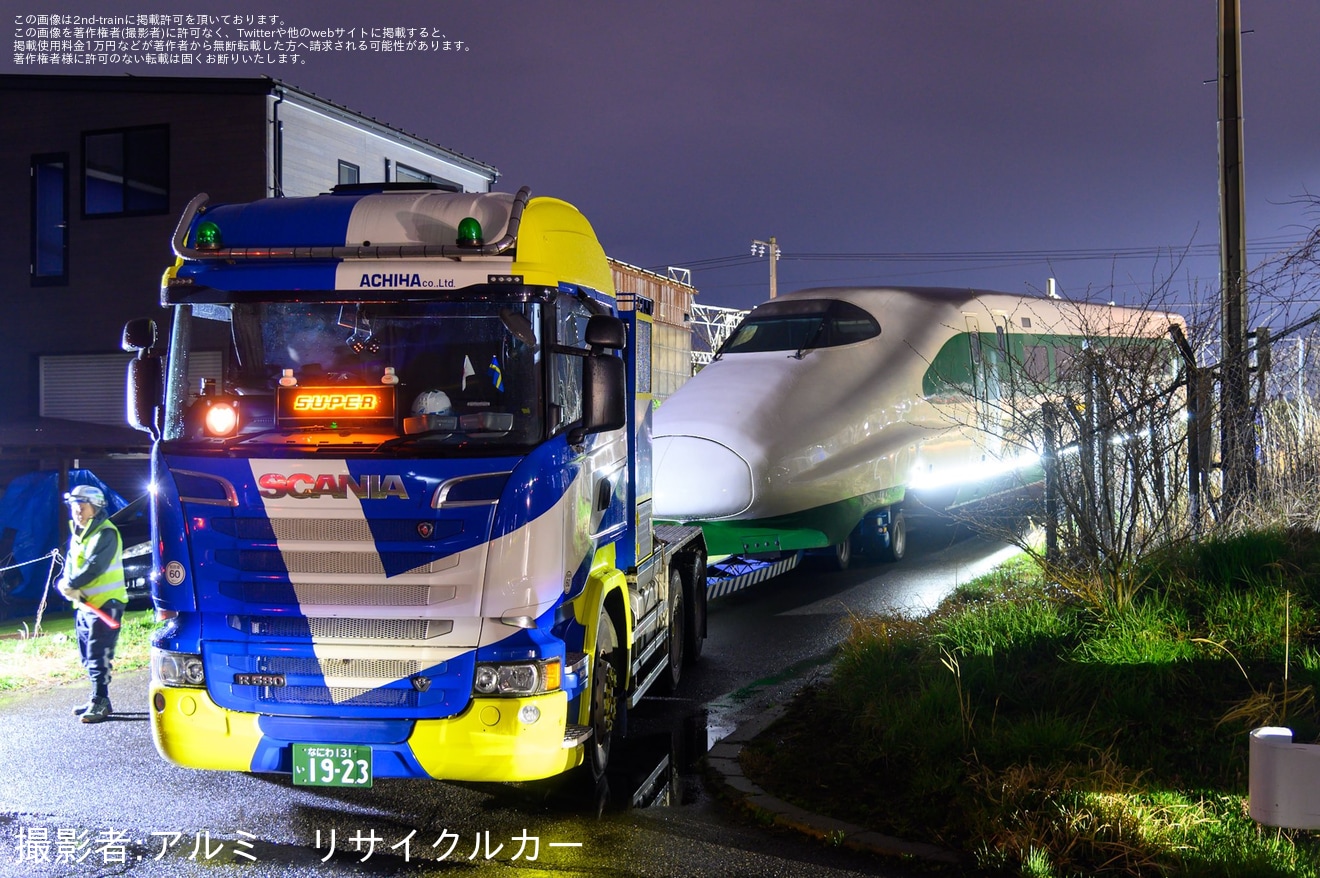 【JR東】E2系J66編成の2両(E215-1066+E224-1116)が搬出・陸送の拡大写真