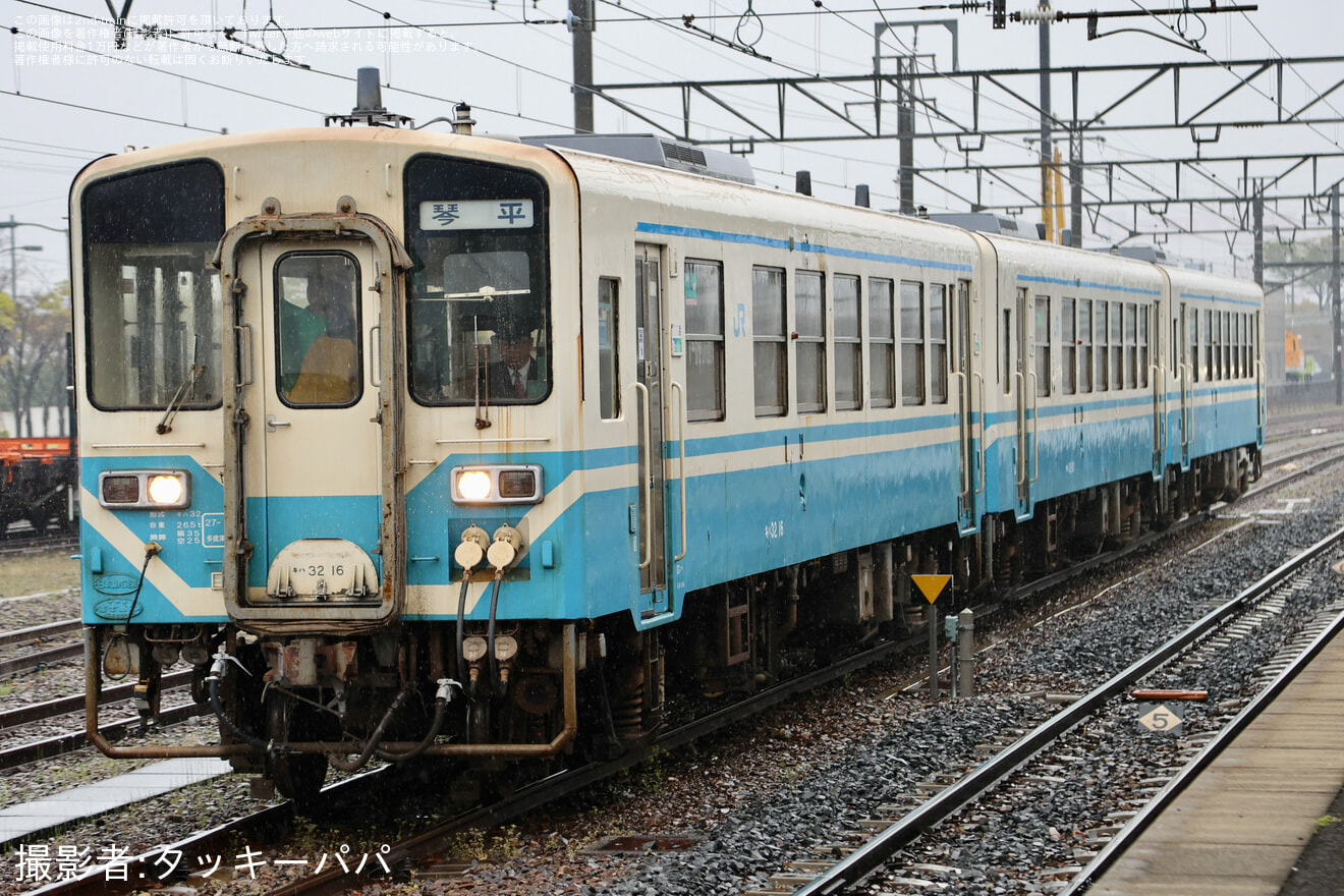 【JR四】高知運転所所属のキハ32形気動車5両が廃車回送の拡大写真