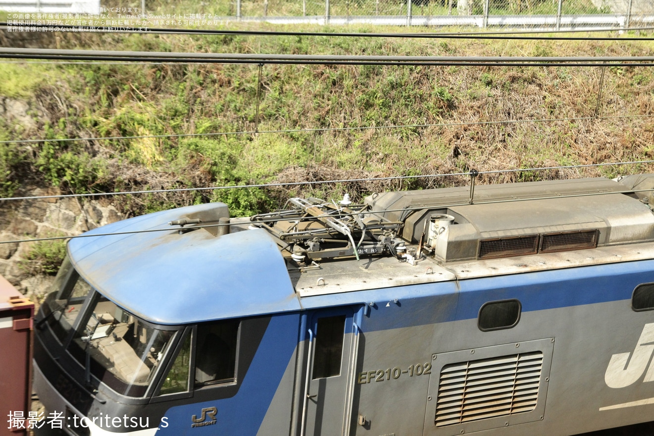 【JR貨】パンタグラフが故障し自走不可のEF210-102をEF210-16が救援の拡大写真