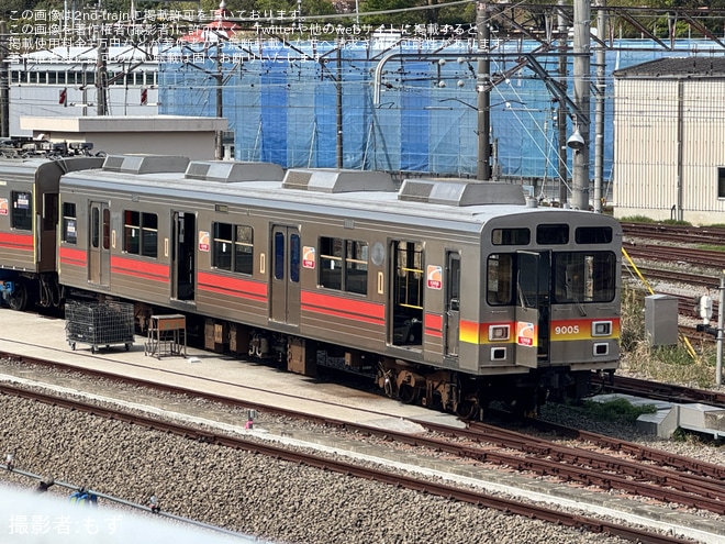 【東急】9000系9005Fへ半自動ドアボタン取り付け用穴とも思われる作業が実施中