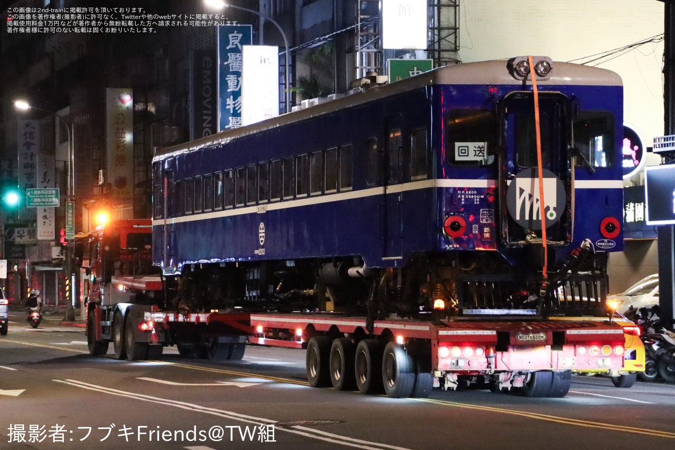 【台鐵】DR2200型DR2203とDR2800型DR2818が鉄道博物館へ搬入のため陸送の拡大写真
