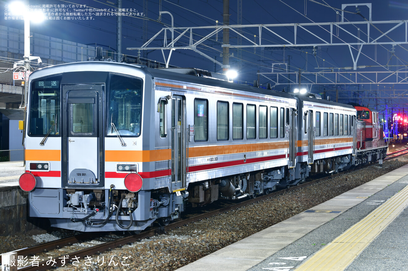 【JR西】キハ120-301＋キハ120-303が転属のため配給輸送の拡大写真