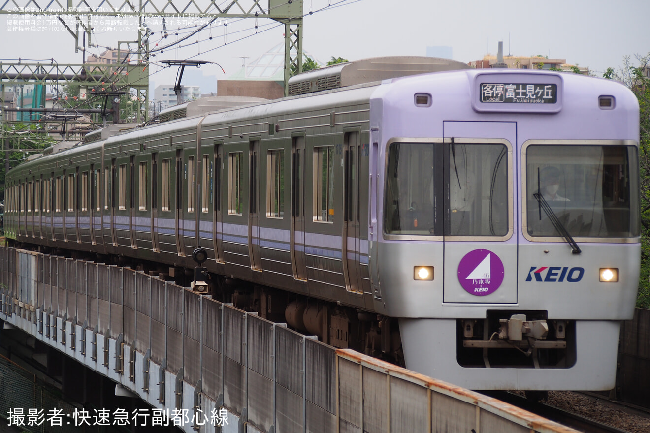 【京王】「乃木坂46トレイン」ヘッドマークの取り付け開始(井の頭線)の拡大写真
