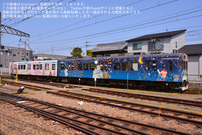を上野市駅で撮影した写真