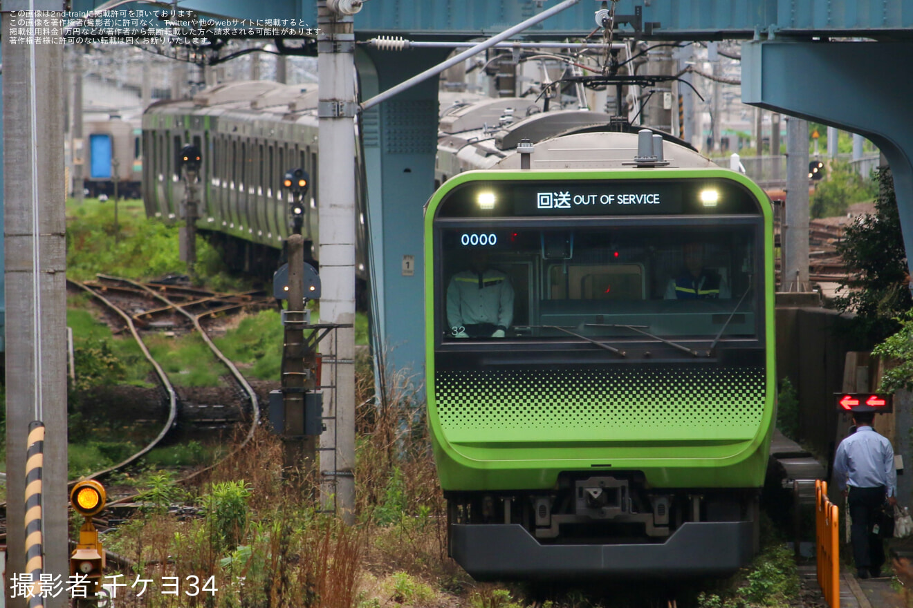 【JR東】E235系トウ32編成東京総合車両センター出場の拡大写真