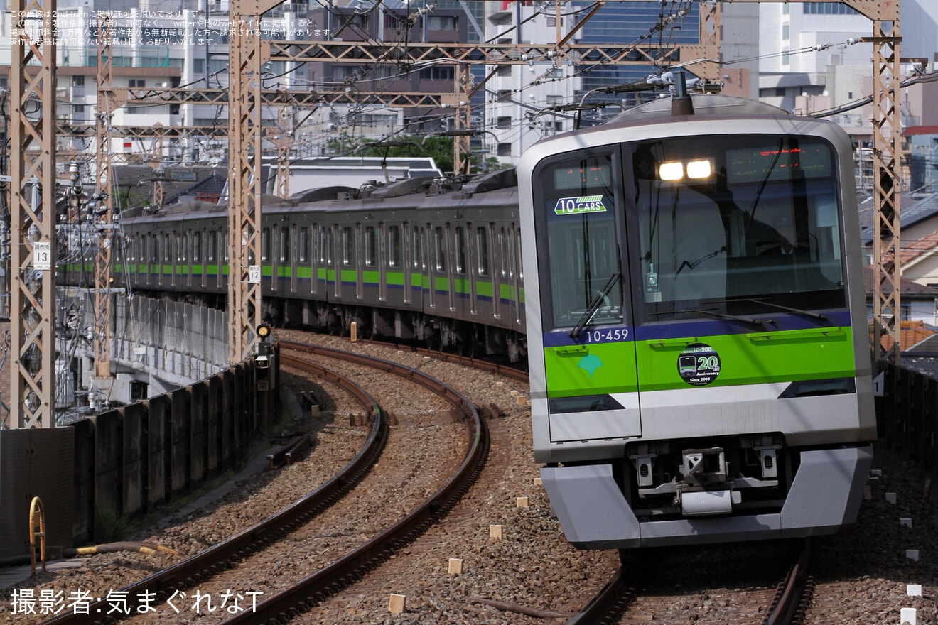 【都営】都営新宿線10-300形「営業開始20周年記念」ヘッドマークを取り付け開始の拡大写真