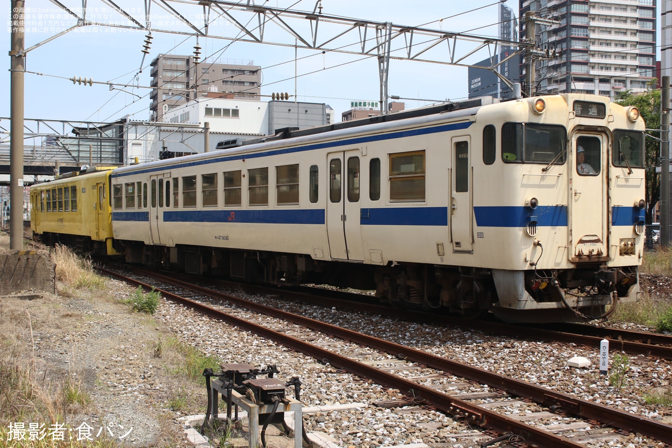【JR九】キハ125-21+キハ47-9042小倉総合車両センター入場の拡大写真