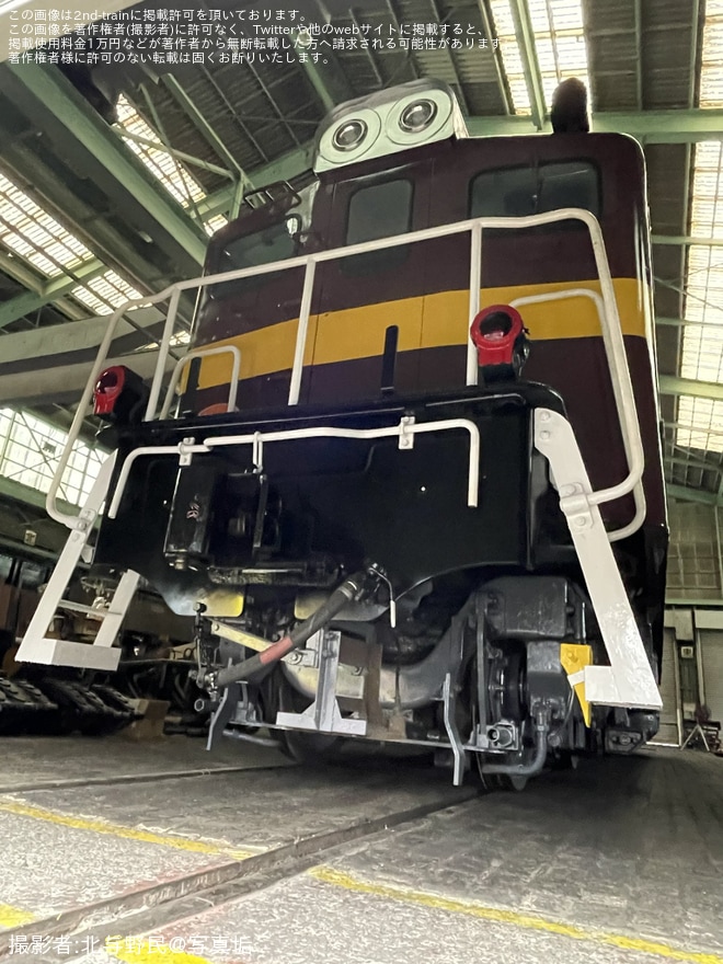 広瀬川原車両基地で撮影された【秩鉄】デキ303が三岐鉄道カラーに