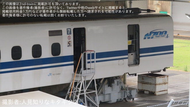 【JR西】N700系のK4編成の7号車の内装が解体中を不明で撮影した写真