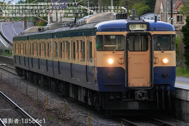 【しな鉄】「スカ色115系普通夜行 妙高高原経由軽井沢行」ツアーが催行しなの鉄道 115系スカ色 軽井沢～妙高高原間 夜行列車ツを信濃追分駅で撮影した写真