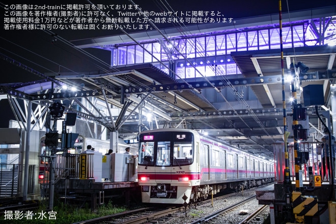 【京王】飛田給駅が乃木坂色(紫)にを飛田給駅付近で撮影した写真