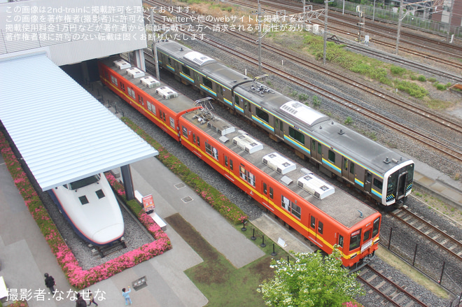 【JR東】E131系マリR01編成大宮総合車両センター構内試運転で東武8577Fとの並びもを鉄道博物館で撮影した写真