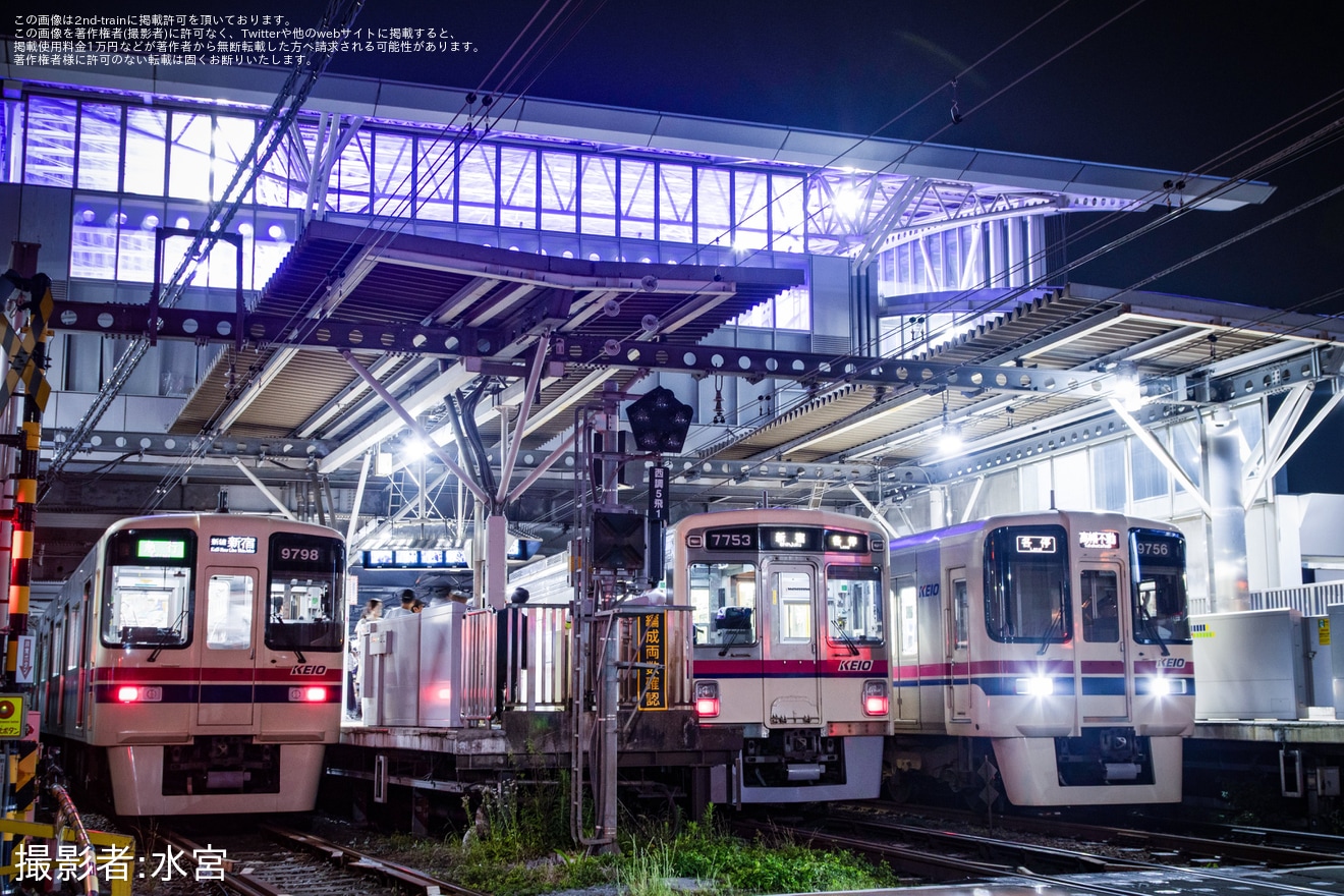 【京王】飛田給駅が乃木坂色(紫)にの拡大写真