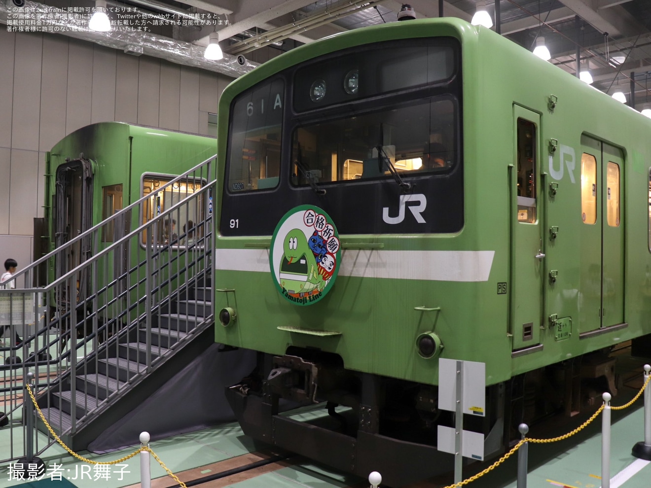 【JR西】京都鉄道博物館「201系電車」特別展示でヘッドマーク取り付けの拡大写真