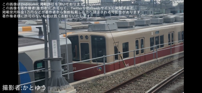 【阪神】8000系8215F赤胴車塗装へ「“たいせつ”がギュッと。」のステッカー貼り付けを不明で撮影した写真