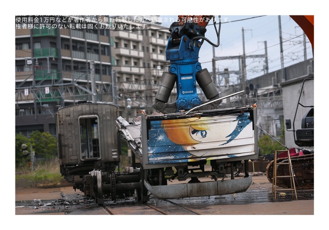 【JR東】仙石線用205系M8編成のクハの車体が解体を郡山総合車両センター付近で撮影した写真