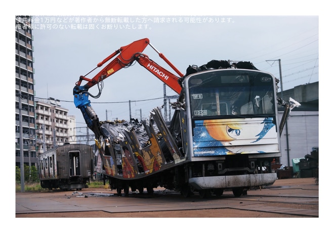 【JR東】仙石線用205系M8編成のクハの車体が解体を郡山総合車両センター付近で撮影した写真