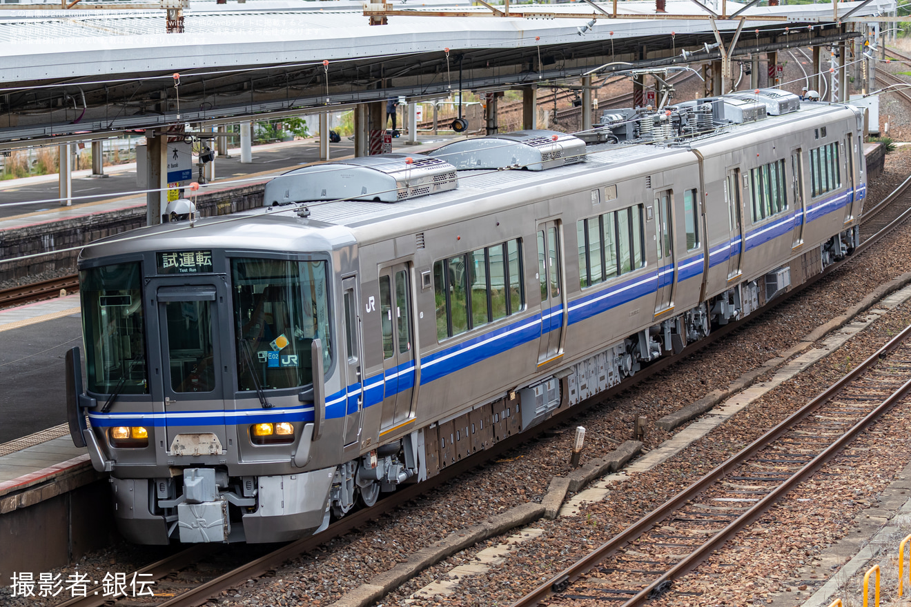 【JR西】521系E02編成 吹田総合車両所本所出場試運転の拡大写真