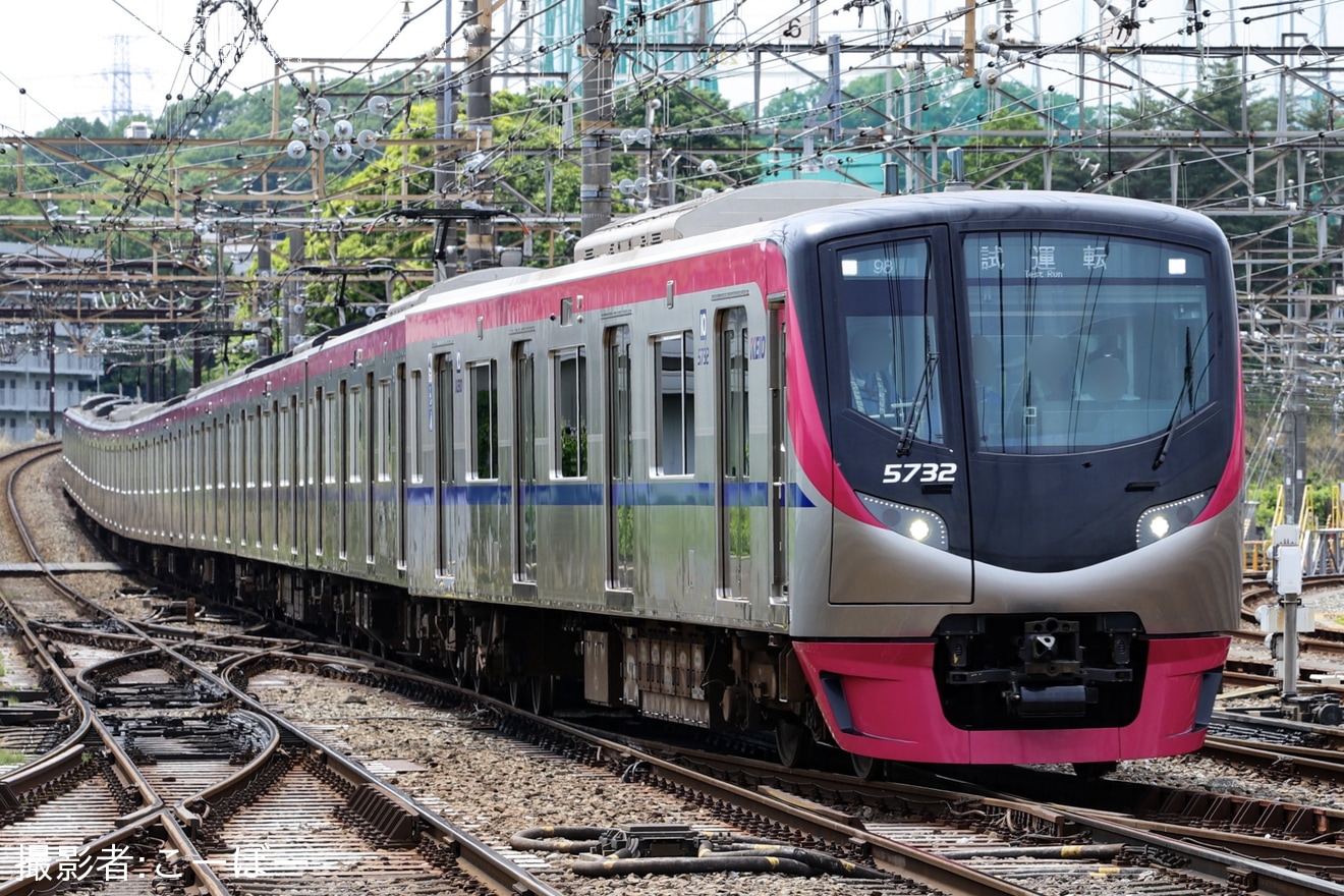 【京王】5000系5732F若葉台工場出場試運転(202505)の拡大写真