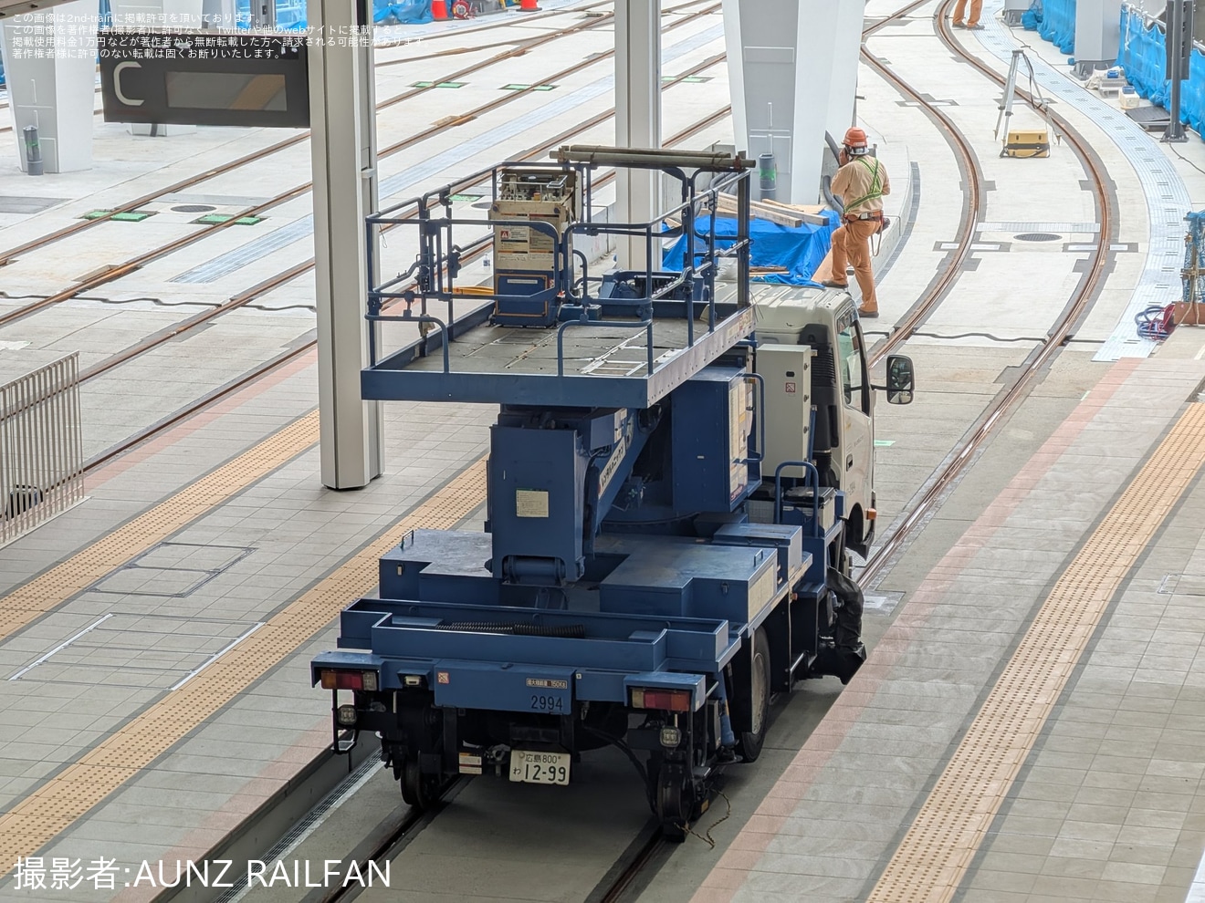 【広電】広電(新)広島駅に工事用の軌陸車が入線の拡大写真