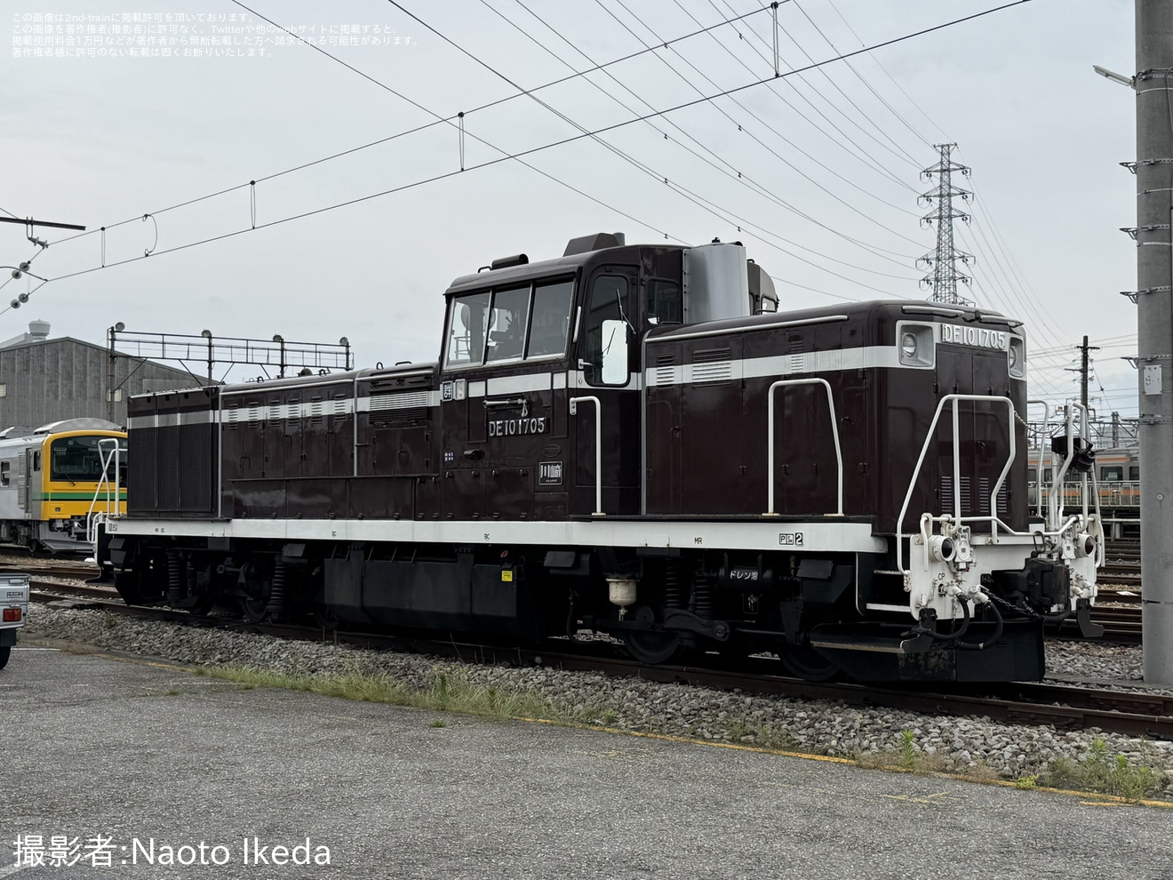 【JR東】DE10-1705へ〝一休車〟の札が取り付けの拡大写真