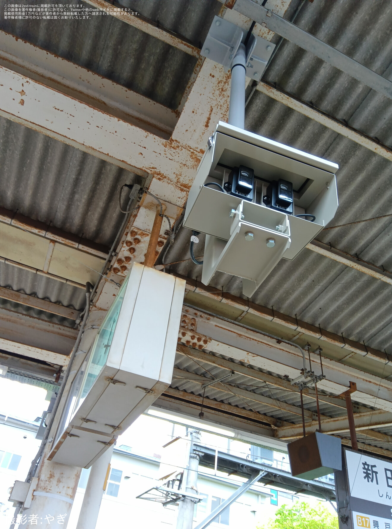 【近鉄】近鉄京都線　新田辺駅 京都方面ホームに正体不明の機械がの拡大写真