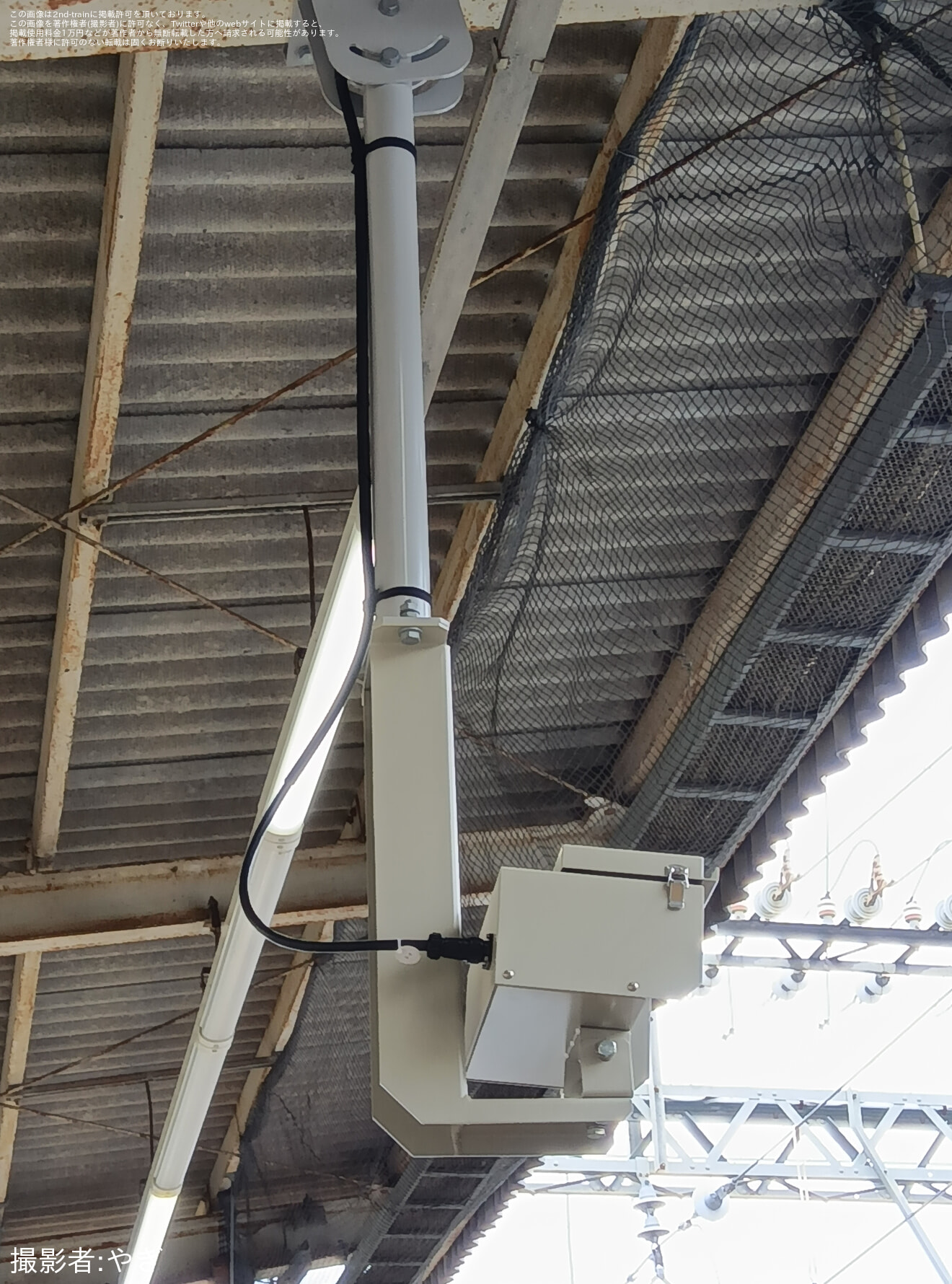 【近鉄】近鉄京都線　新田辺駅 京都方面ホームに正体不明の機械がの拡大写真