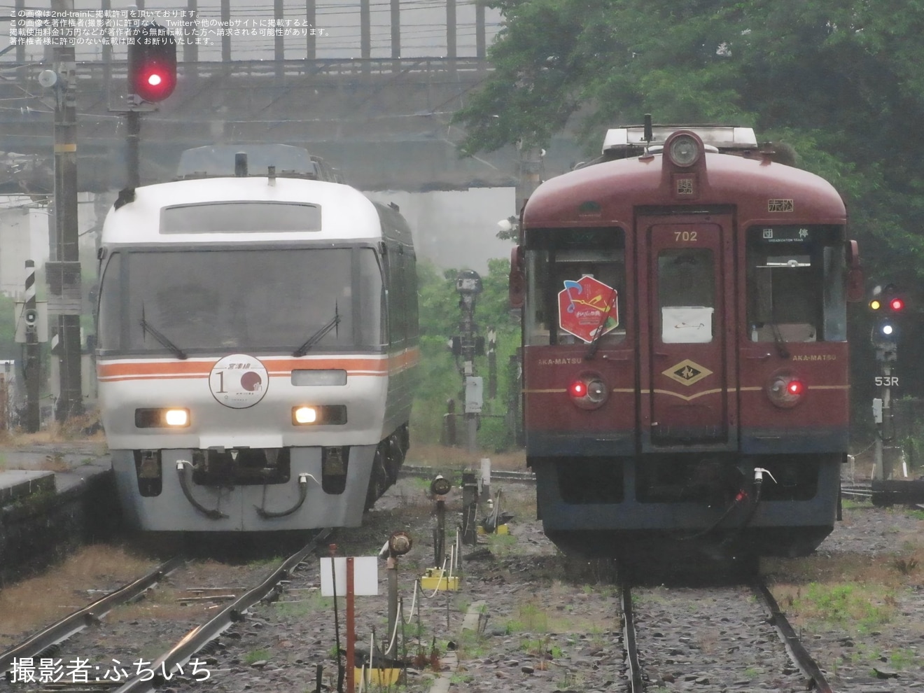【京都丹後】KTR702[丹後あかまつ] を使用した団臨が豊岡へ入線の拡大写真