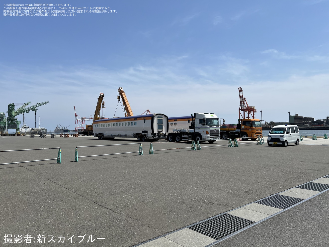 【JR東】E8系G11編成が仙台車両港へ陸揚げ済みな様子が目撃の拡大写真