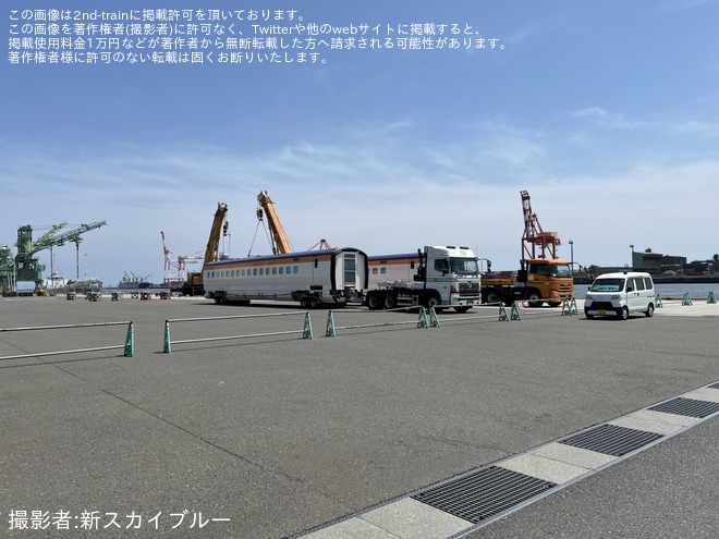 【JR東】E8系G11編成が仙台車両港へ陸揚げ済みな様子が目撃を不明で撮影した写真