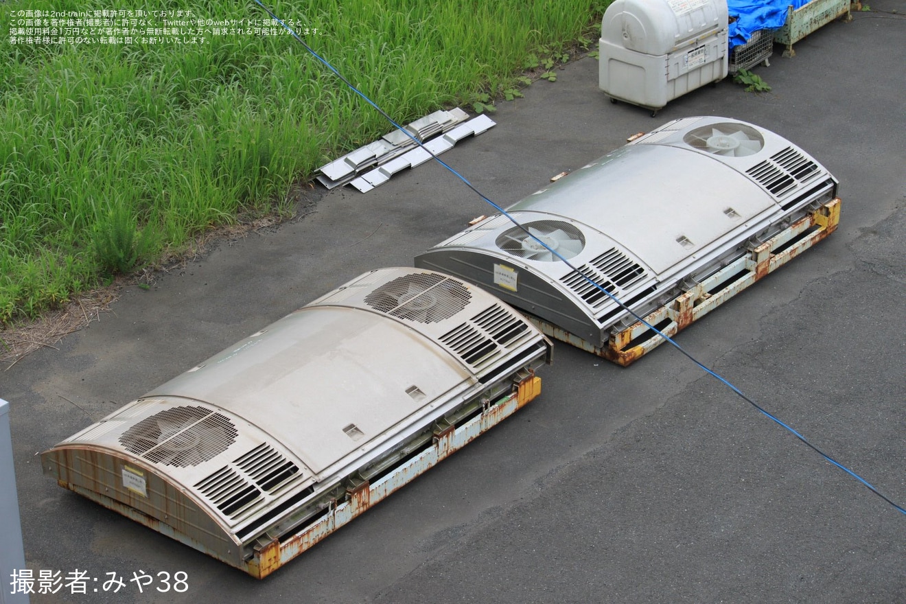 【JR東】東大宮(操)にて185系廃車差し替え用と書かれたクーラーが確認の拡大写真