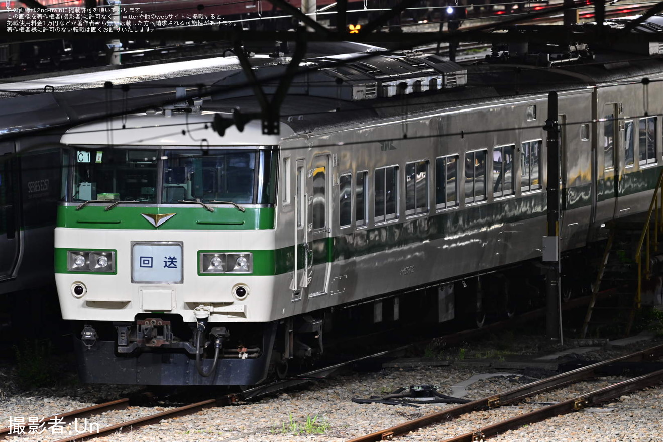 【JR東】185系B6編成から前面愛称幕とクーラー取り外しを確認の拡大写真