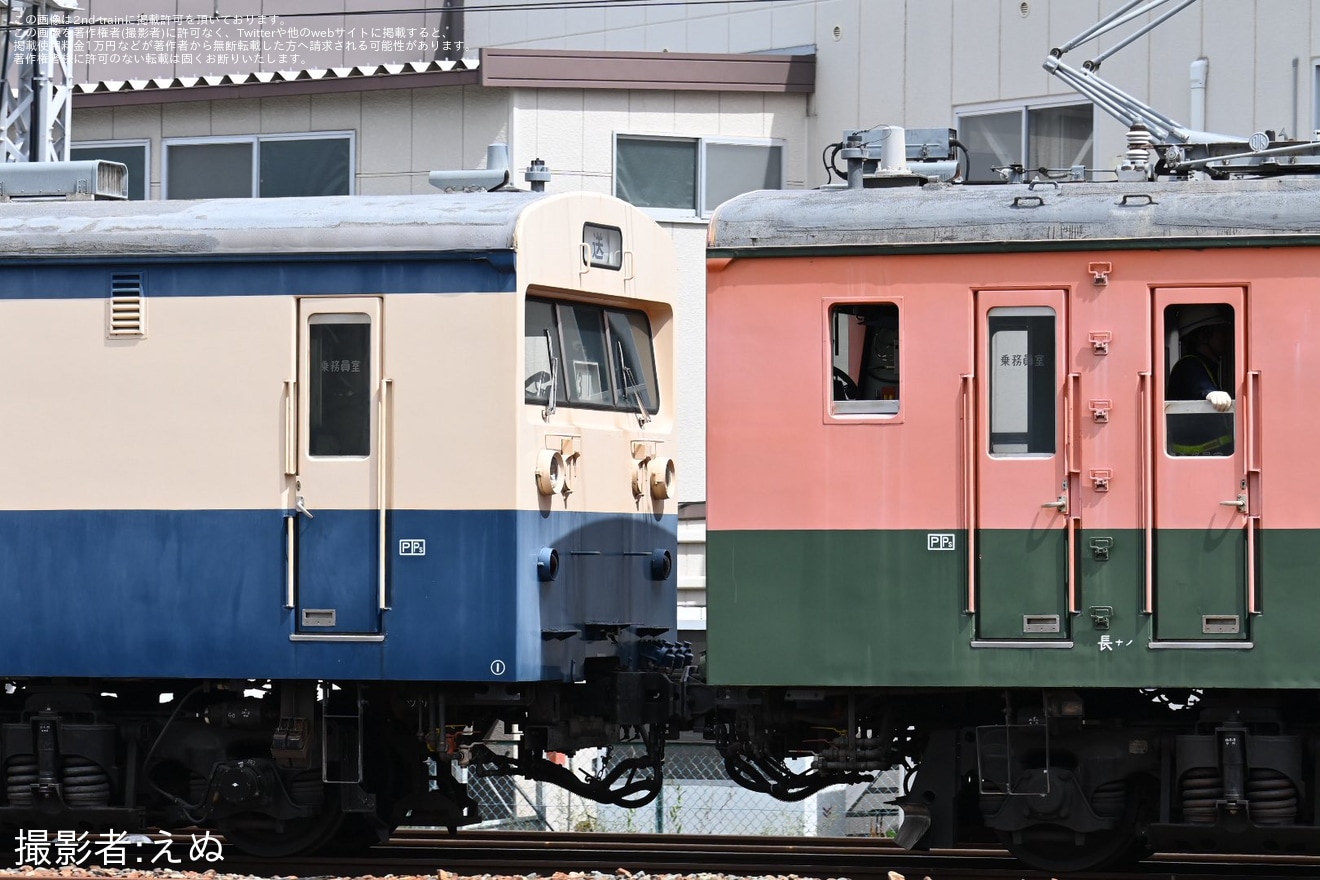 【JR東】湘南色+スカ色の荷物電車同士の連結・移動が目撃の拡大写真