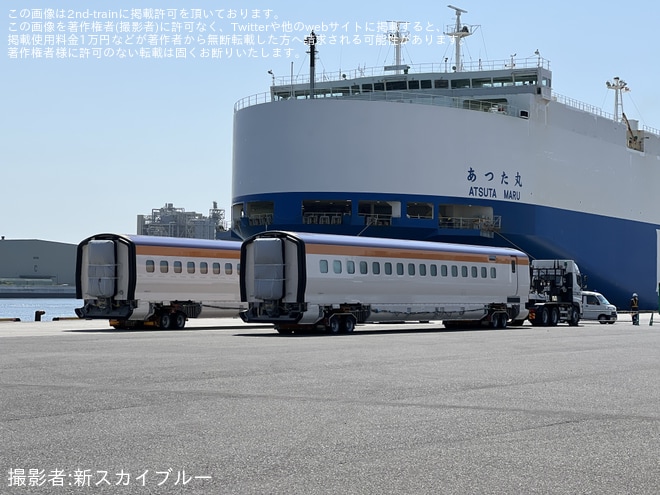 【JR東】E8系G11編成が仙台車両港へ陸揚げ済みな様子が目撃を不明で撮影した写真