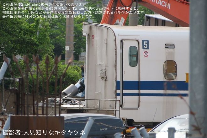 博多総合車両所付近で撮影された【JR西】N700系のK4編成の5号車が解体中