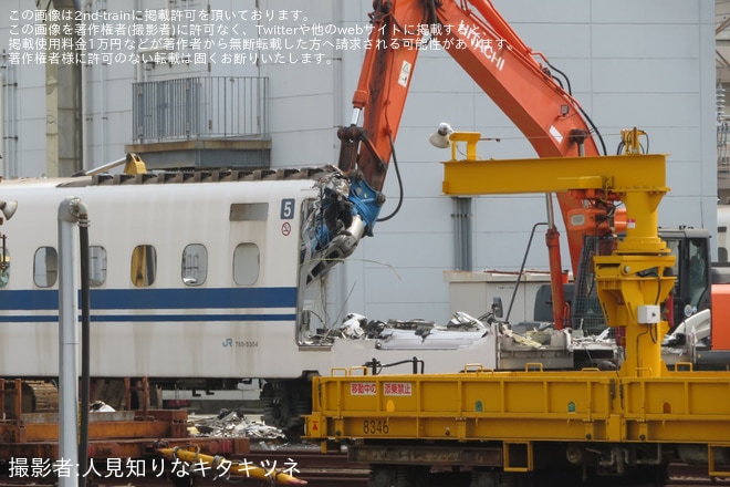 博多総合車両所付近で撮影された【JR西】N700系のK4編成の5号車が解体中