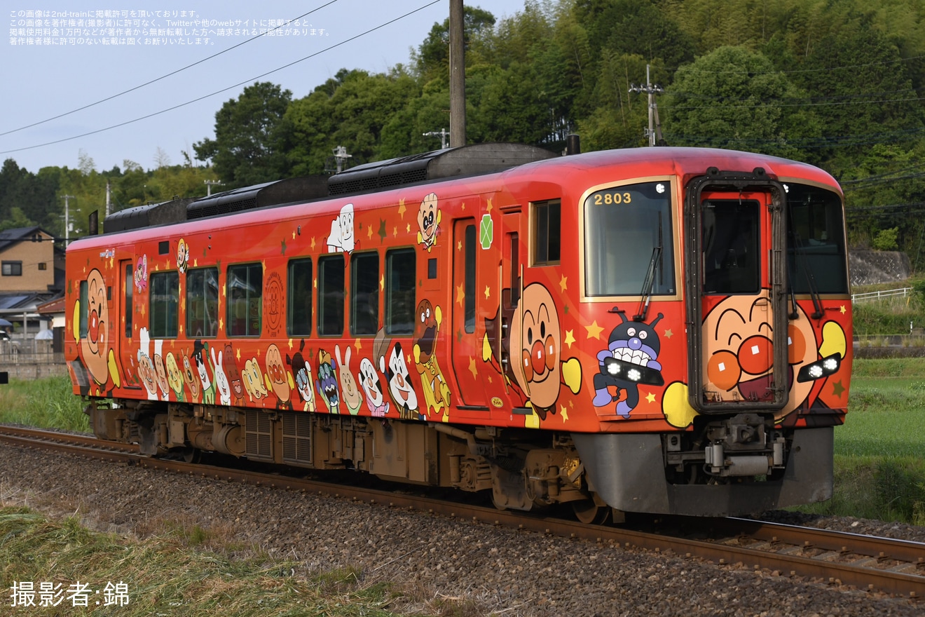 【JR四】2700系2803(赤いアンパンマン列車）多度津工場入場回送の拡大写真