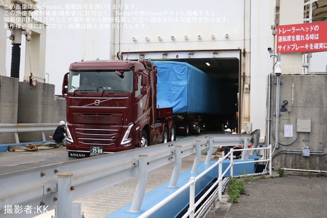【東臨】70-000形Z8編成の1・10号車が新門司港へ、九州上陸