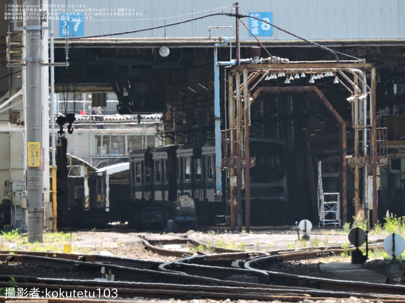 【東臨】70-000形Z8編成の1・10号車が小倉総合車両センターで目撃の拡大写真