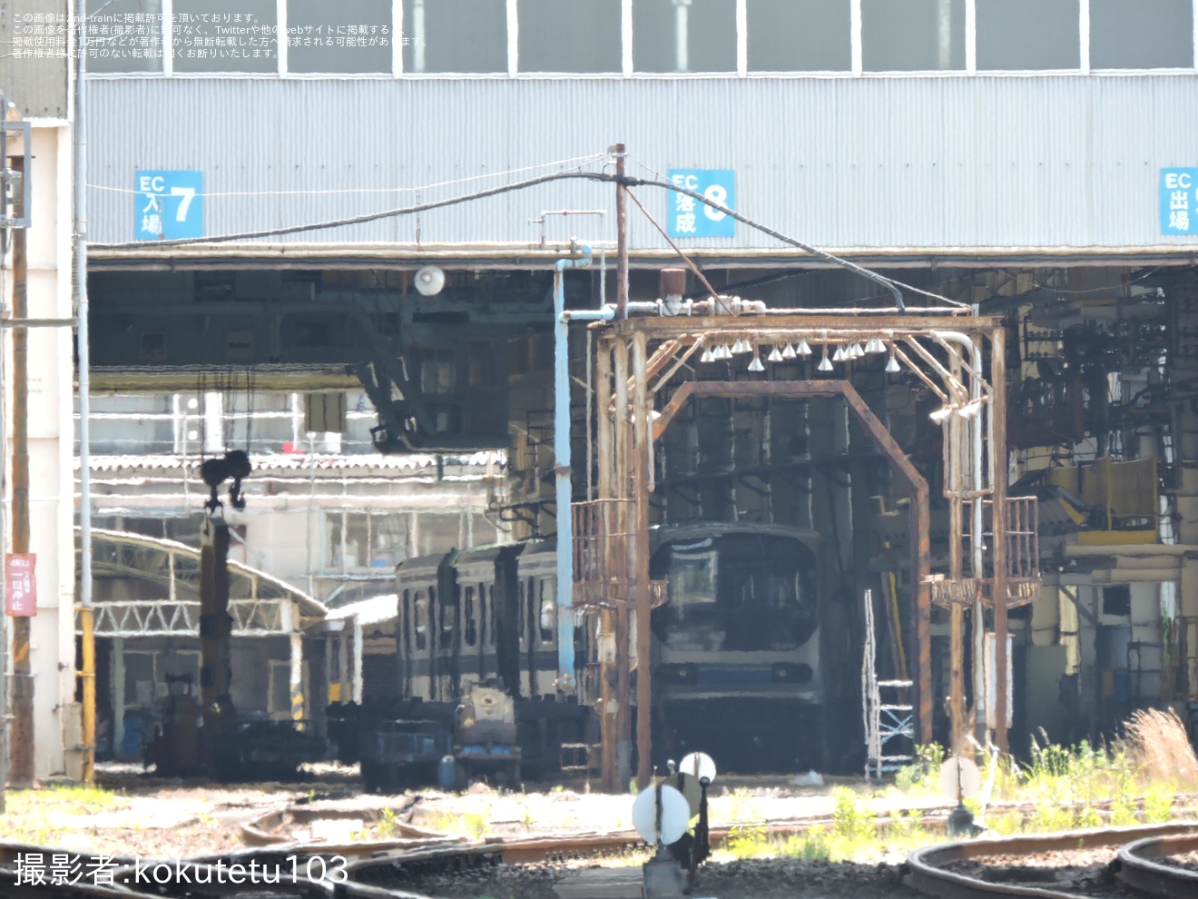 【東臨】70-000形Z8編成の1・10号車が小倉総合車両センターで目撃の拡大写真