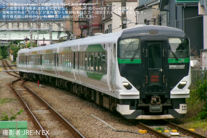 【JR東】臨時特急「鎌倉満喫五日市」を運転を秋川駅で撮影した写真
